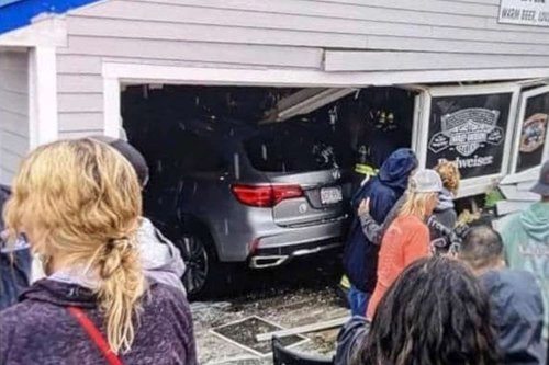 Car Crashes Into New Hampshire Restaurant Injuring Dozens And Pinning Man Inside Bathroom 