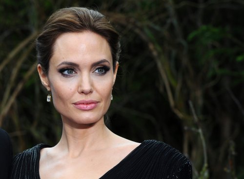 На фоне скандала с Брэдом Питтом: Анджелина Джоли выбрала образ в соответствующем оттенке