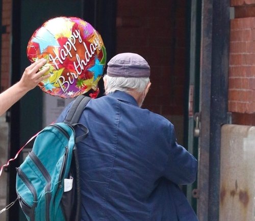 Фото дня: 79-летний Роберт Де Ниро на дне рождении с шаром
