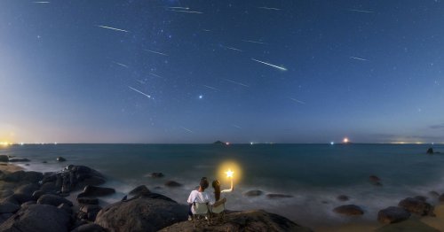 Photographer and Wife Enjoy Meteor Shower in Dazzling Photo