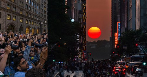 Thousands of Photographers Gather in New York for 'Manhattanhenge'
