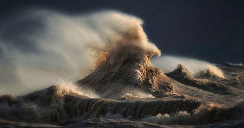 Photographer Captures Powerful Waves on Lake Erie as Liquid Mountains