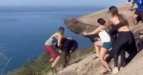 Two Men Get Into a Fight Over a Photo at Famous Tourist Spot