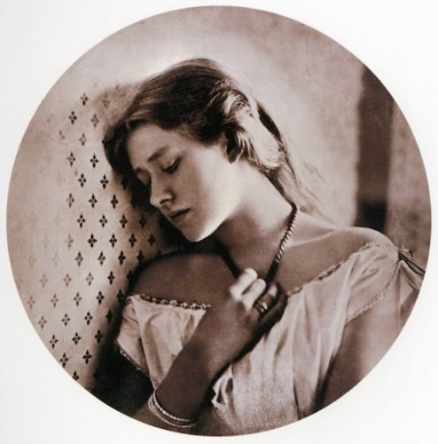 Julia Margaret Cameron: A Contemporary Photographer Stuck in the 19th Century