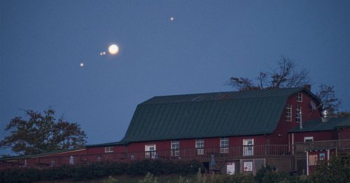 Photographer Captures Jupiter and Its Moons Rising Above a Barn