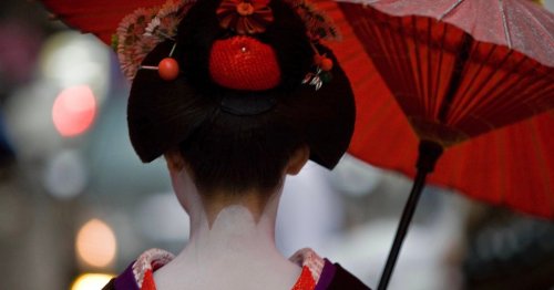 Tokyo Wants to Stop 'Paparazzi' Tourists Taking Photos of Geishas