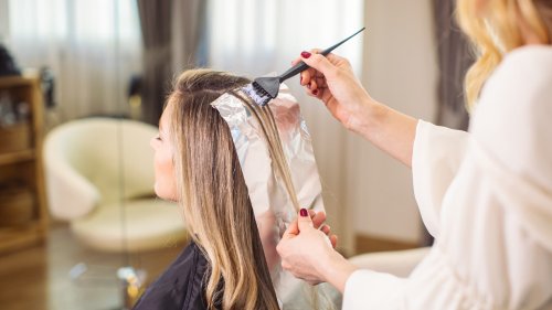 Graue Haare tönen: So gelingt's