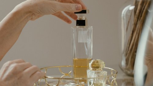 Parfum-Trends: Diese 3 Düfte lieben Frauen ab 50