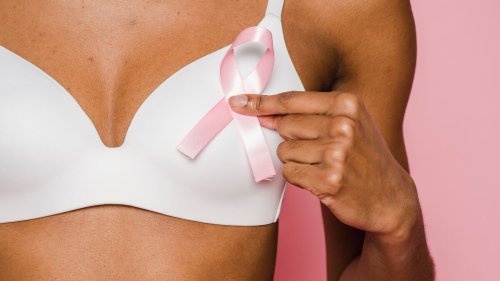 Brust abtasten: So gelingt die Selbstuntersuchung und Früherkennung von Brustkrebs
