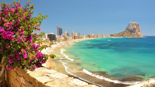 Costa Blanca oder Costa del Sol: Wo ist es wärmer, günstiger und schöner?