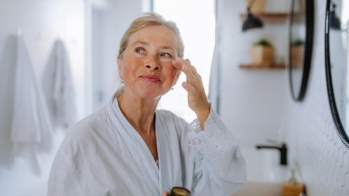 Hyaluron Augencreme: Frauen ab 60 schwören auf diese Produkte