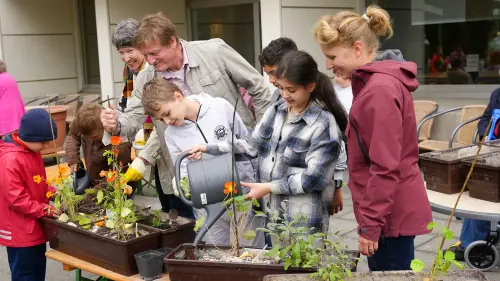 Schüler pflanzen für Senioren