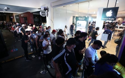 Dozens Of Filipinos Line Up For Hours To Purchase New IPhone 14 Flipboard