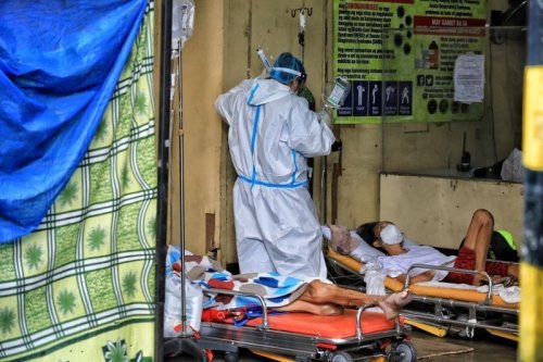 Experts urge gov&rsquo;t to escalate COVID-19 alert level as infections soar