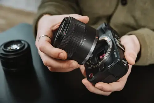 Canon EOS R50 V: Neue kompakte APS-C-Kamera vorgestellt