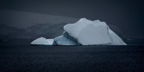 Tom Nagy mit dem Bildband „Solitaire. Faces of Antarctica“