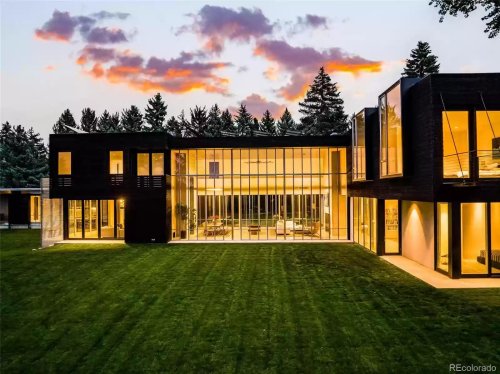 Une maison vêtue de verre et de bois noir aux dimensions hors-normes