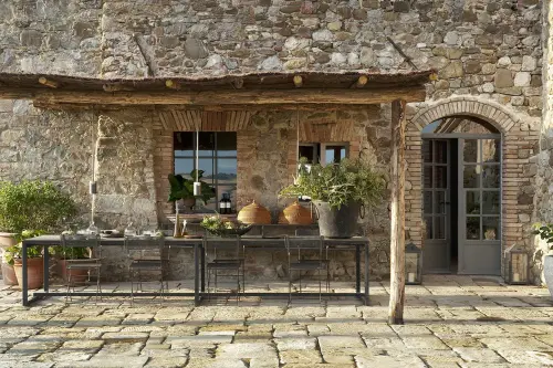 Terre cuite et couleurs dans une maison toscane rénovée