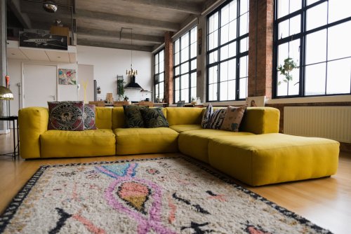 Canapé jaune pour un loft industriel à l'esprit austère