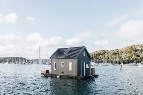 Une mini maison flottante avec terrasse à la décoration cocon
