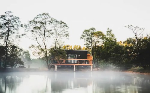 Une cabane sur l'eau à l'architecture contemporaine en Australie