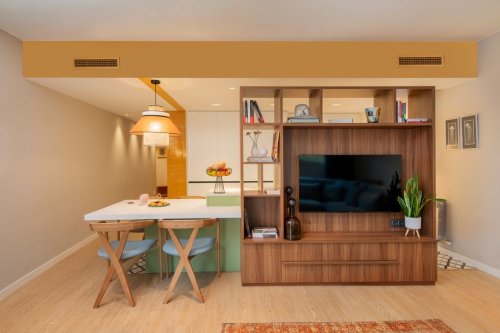 Le salon et la cuisine de cet appartement sont conçus autour d’un meuble pivot