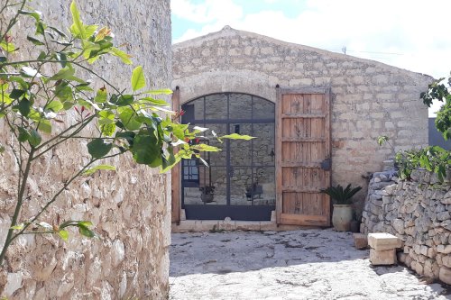 Une ancienne ferme en pierres en Sicile rénovée par une architecte