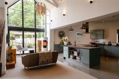 Une maison design en Angleterre avec une énorme cuisine