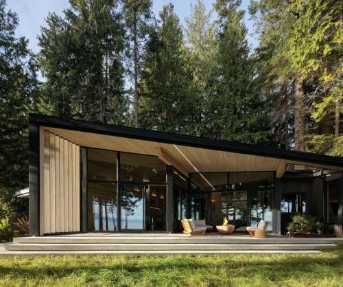 Une maison en bois aux lignes épurées dans la forêt au Canada