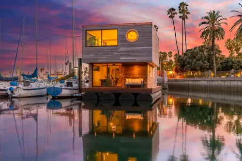 Une maison sur l'eau aux lignes géométriques amarrée dans une marina