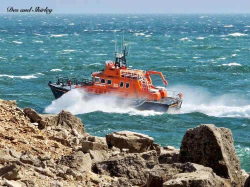 Weymouth lifeboat rescues paddle boarders