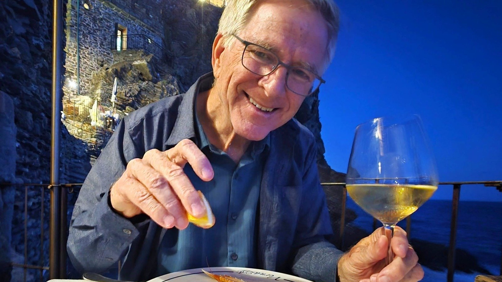 Rick Steves' Clever Tip To Avoid Paying For Water At Restaurants In Europe