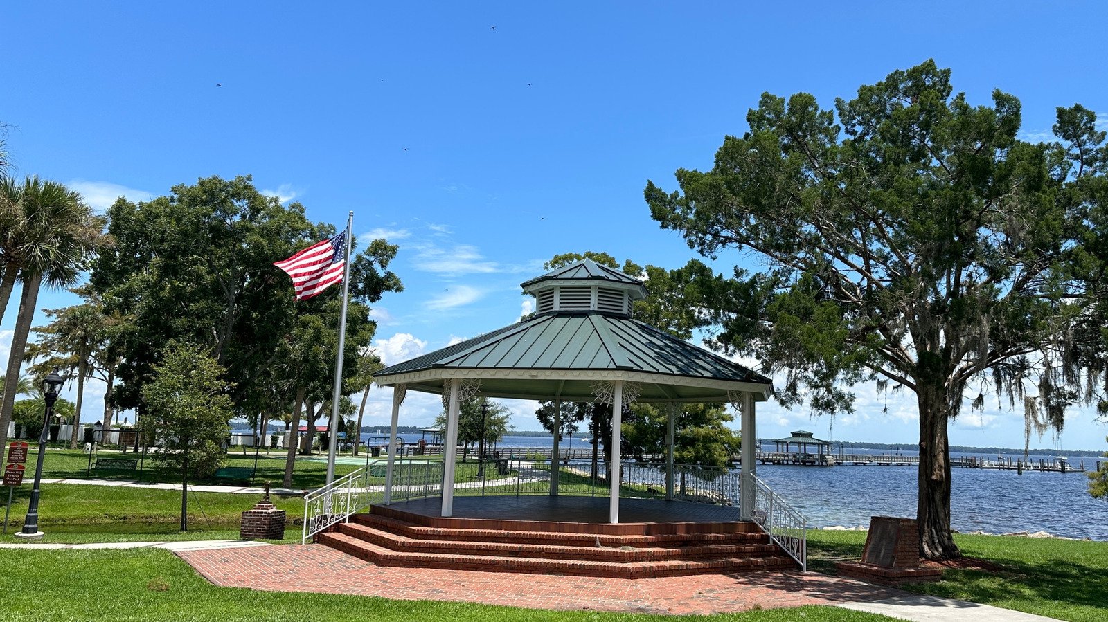 Between Jacksonville & Orlando Is A Laid-Back River City With Natural Springs - cover