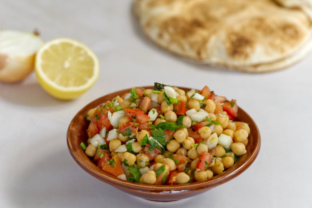 Easy Balela Salad (Middle Eastern Chickpea Salad)