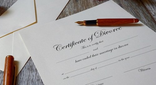 4 Factors to Consider When Hiring Reputable Divorce and Child Custody Lawyers