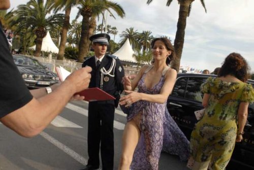 En robe fendue, ces stars en montrent trop