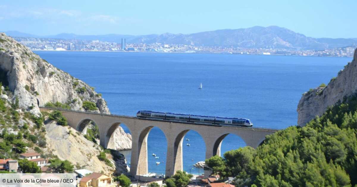 A flanc de falaises sur les bords de la Méditerranée, le retour du train de la côte Bleue entre Marseille et Miramas