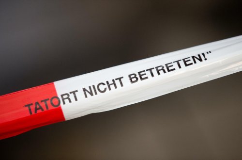 Spaziergängerin entdeckt Leiche auf Wiese in Schönefeld