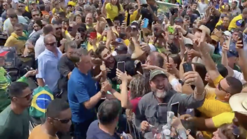 Bolsonaro é recebido por apoiadores ao chegar no Mato Grosso