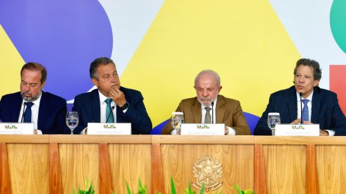 Governo Lula critica privatizações e vê impacto no preço do combustível | Flipboard