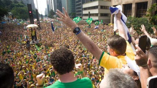 Quase 70% dos brasileiros acham que ato de Bolsonaro foi "grande"