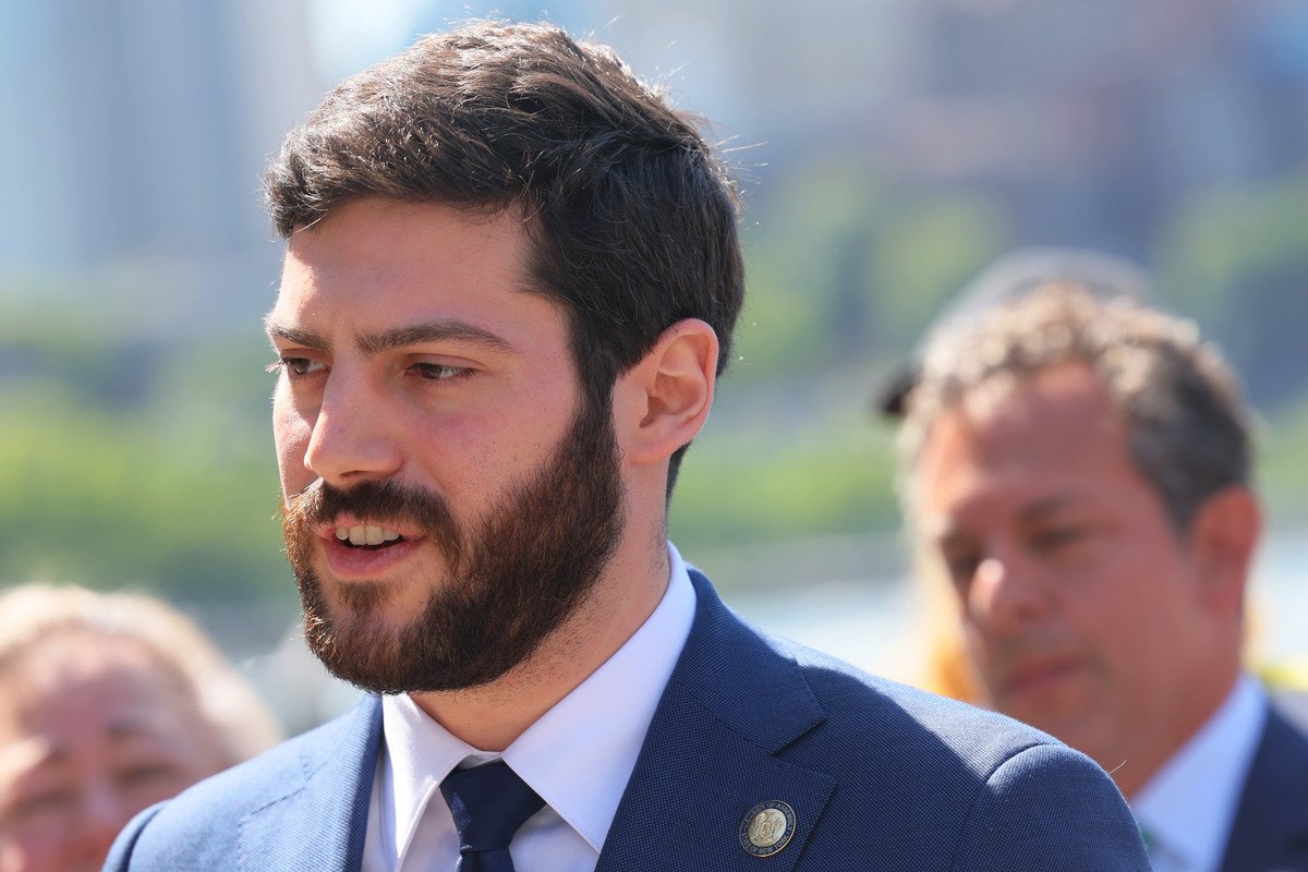 Crypto billionaire puts $3.5 million behind Alex Bores in New York