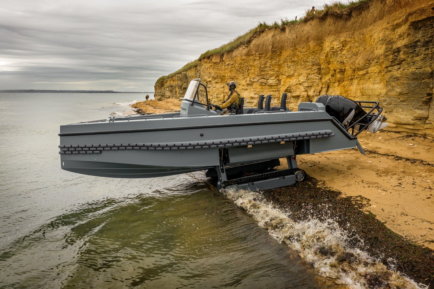 This fast French military boat moves from water to land without wheels