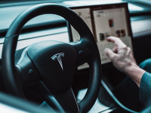 Tesla updates finger-pinching window glitch