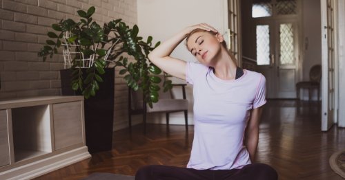 This 10-Minute Yoga Video For Neck Stiffness Helped Ease the Ringing in My Ears