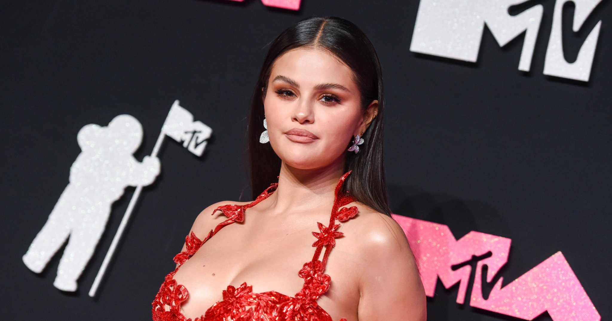 Selena Gomez Sets the VMAs Red Carpet Ablaze in a Lacy Beaded Dress