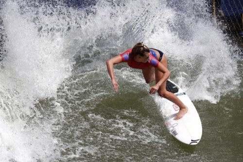 Pro Surfer Lakey Peterson Says the 8-Point Plank Is Her Go-to For Core Stability