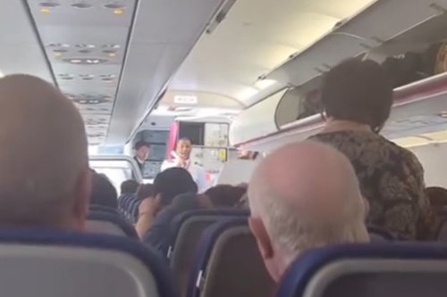 Police hold up flight for 90 minutes after false phone-theft accusation at Luton Airport