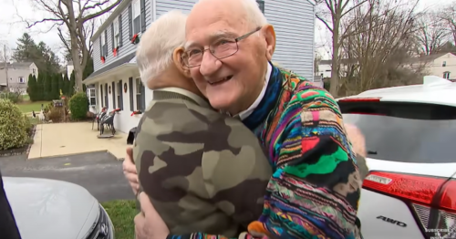 À 90 ans, il rencontre enfin sa famille biologique après des années de recherche
