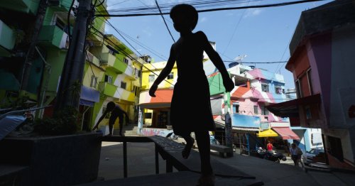 Brésil : un enfant affamé appelle la police, tout le pays se mobilise